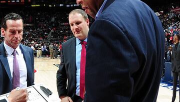 Taylor Jenkins observa las indicaciones de Mike Budenholzer.