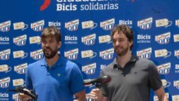 SOLIDARIOS. Marc y Pau con una de las bicicletas donadas.