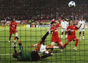 Nada hacía presagiar una remontada, pero el equipo de Rafa Benitez, a pesar de no ser uno de los más experimentados en Europa en aquella época, completaron unos primeros 15 minutos increíbles y con goles de Gerrard, Smicer y Xabi Alonso en un lapso de seis minutos, igualaron el marcador. El español falló un penalti, pero en el rechace estableció el 3-3 con el que se llegó al final del encuentro. En la prórroga Dudek paró a Shevchenko con el pie un disparo que pudo haber sido el 4-3 para el Milan. El polaco no lo sabía, pero en la tanda de penaltis iba a convertirse en héroe del encuentro al parar el penalti decisivo al delantero ucraniano.