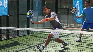 Un jugador de pádel en una clase.
