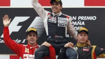 <b>A HOMBROS. </b>Alonso y Raikkonen alzaron en el podio a Maldonado como sorprendente ganador del GP de España.