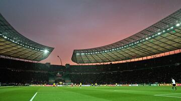 El Estadio Olímpico de Berlín es historia vida de la humanidad. La construcción, ordenada por Hitler para albergar los Juegos de 1936, fue por mucho tiempo el prototipo de un estadio alrededor del mundo. Apenas sufrió daños tras la guerra y fue remodelado en 1974, para la Copa del Mundo de aquel año. En 2006, su restauración fue casi total; solo se mantuvo la fachada original y fue sede de la final de aquel campeonato que vio coronarse a Italia.