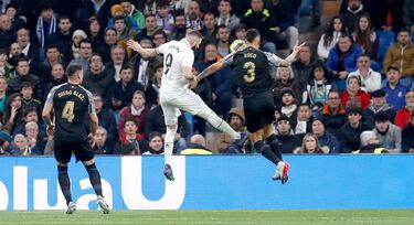 2-1. Jugada del penalti de Enzo Rocco por cortar con la mano el remate de cabeza de Karim Benzema.