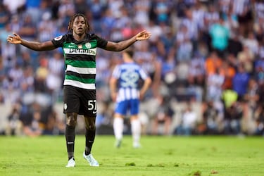 
El Chelsea se adelanta en la carrera por uno de los extremos puros del mercado. Quenda tiró la puerta abajo del Sporting de Portugal desde la banda derecha, aunque también se deja ver por la izquierda. Regate, control, disparo a puerta y una velocidad endiablada que llegará a la banda de Stamford Bridge en 2026. Una apuesta más por los ‘blues’ en un fichaje junto a Essugo por 75 millones de euros. Pura verticalidad y mucho descaro en un torbellino ofensivo.
