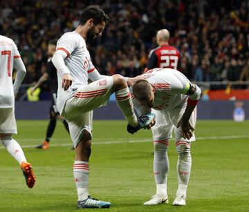 Isco celebrates with Ramos after scoring.