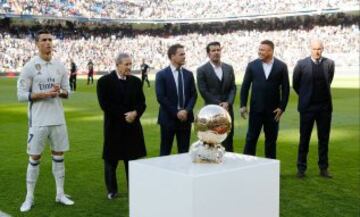 Balón de Oro en 1948. Se convirtió en el primer francés en ganarlo, tras liderar ese mismo año a su selección en el Mundial de Suecia. Raymond Kopa es considerado uno de los mejores jugadores galos de la historia. En la imagen posando en la entrega del Balón de Oro a Cristiano Ronaldo en enero de 2017 junto a otros jugadores madridistas que también lo ganaron: Owen, Figo, Ronaldo Nazario y Zidane. 