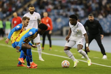 Vinicius Junior en acción con Thierry Correia y Toni Lato.