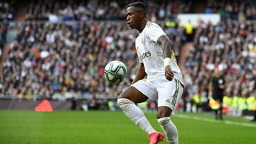 Vinicius controla un bal&oacute;n.