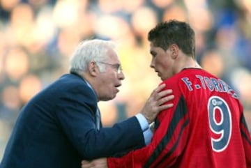 En 2003, con Luis Aragonés como técnico rojiblanco en un partido contra el Recreativo de Huelva.