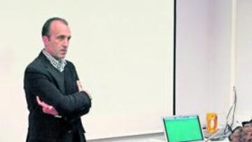 <b>CONJURA. </b>Javier Gómez explicó a los futbolistas que cobrarán y el vestuario buscará la Champions.