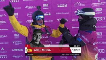 El esquiador Abel Moga celebra la puntuaci&oacute;n de 93.33 otorgada por los jueces tras su bajada en el Baciver, en la primera prueba de la historia del Freeride World Tour en Baqueira Beret, Espa&ntilde;a. 
