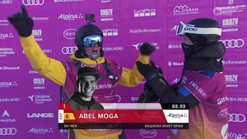 El esquiador Abel Moga celebra la puntuaci&oacute;n de 93.33 otorgada por los jueces tras su bajada en el Baciver, en la primera prueba de la historia del Freeride World Tour en Baqueira Beret, Espa&ntilde;a. 