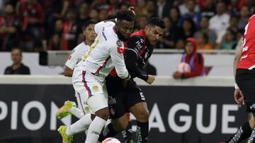 Anderson Santamaría disputa la pelota con Jorge Benguche en el partido de octavos de final de Concachampions entre Atlas y Olimpia.