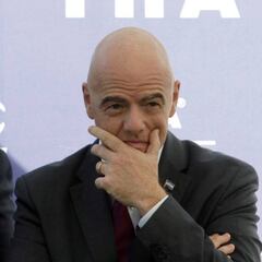 Los inventores del spray de las faltas piden cuatro años de cárcel para Infantino