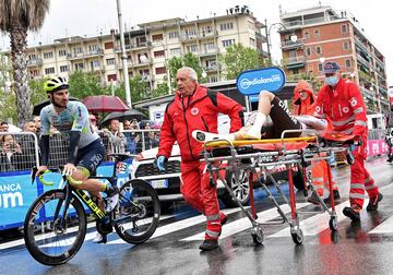 Andrea Vendrame es evacuado tras su caída al terminar la carrera tratando de evitar al ya caído Mark Cavendish.