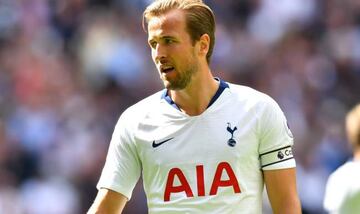 Kane sí lució el logo del Tottenham en su camiseta, como es normal