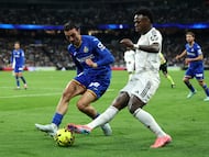 Soccer Football - LaLiga - Real Madrid v Getafe - Santiago Bernabeu, Madrid, Spain - March 2, 2026 Getafe's Juan Iglesias in action with Real Madrid's Vinicius Junior REUTERS/Violeta Santos Moura
