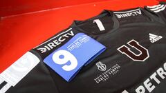 Así es la camiseta negra de la U en homenaje a Carlos Campos