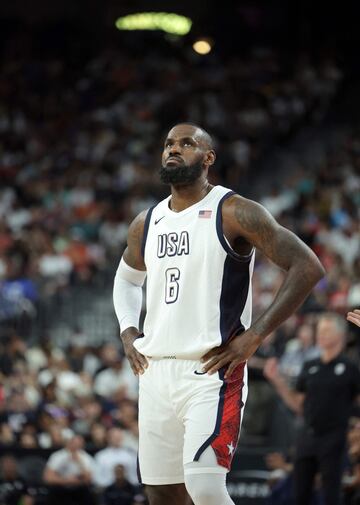 LeBron James durante el primer partido amistoso de la selección estadounidense de baloncesto.