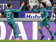 Anderlecht's Mexican forward #21 Cesar Huerta (R) celebrates with his teammate Anderlecht's English midfielder #27 Samuel Edozie after scoring his team's first goal during the Belgian "Pro League" First Division play-offs football match between RSC Anderlecht and KRC Genk at Lotto Park in Brussels on April 6, 2025. (Photo by JILL DELSAUX / BELGA / AFP) / Belgium OUT