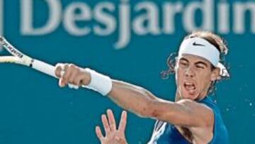 <b>GOLPE SECO. </b>Rafa Nadal despide la bola con fuerza en su primer partido en el Masters Series de Toronto, donde fue eliminado el dobles olímpico que forma con Robredo.