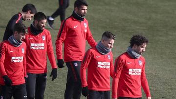 GRAF6167. MAJADAHONDA (MADRID), 09/12/2017.- Los jugadores del Atlético de Madrid, Sime Vrsaljko (d) y Kevin Gameiro (2ºd), durante el entrenamiento realizado esta mañana en la Ciudad Deportiva Wanda de Majadahonda para preparar el partido de Liga de mañana frente al Real Betis. EFE/Mariscal