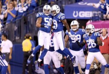 El segundo cuarto se abr¨ªa con un field goal de Gostkowski que pon¨ªa tres por delante a los Pats y el ataque de los Colts no era capaz de responder en el siguiente drive, que finaliz¨® con un punt. Sin embargo, la defensa s¨ª que logr¨® poner a Indianapolis de nuevo por delante, al retornar Mike Adams para touchdown la ¨²nica intercepci¨®n que lanz¨® Brady en todo el encuentro.
