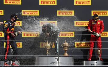 Lewis Hamilton, Max Verstappen y Charles Leclerc se divierten en el podium.