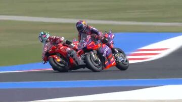 Enea Bastianini le gana la posición a Martín durante el GP de la Emilia Romaña de MotoGP.
