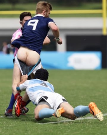 Conil Ignacio y Faraj Fartassen una compromentida situación en el partido de rugby que enfrentó a Argentina y Francia.