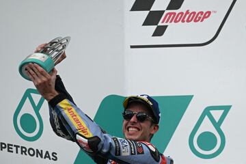 El piloto español, Álex Márquez, subido en el podio del Gran Premio de Malasia de Moto GP 2023.