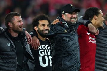 Celebración de Jürgen Klopp con sus dirigidos y la afición. 