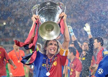 Vivió y fue parte importante de los años dorados del club catalán. En su palmarés cuenta con seis ligas españolas, dos Copas del Rey, tres Champions League, dos Supercopas de Europa, dos Mundiales de Clubes y seis Supercopas de España.  En la foto, Puyol levanta la Champions League de 2009.