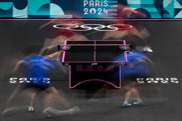 Tenis de mesa. Tomokazu Harimoto y Hina Hayata de Japón (al fondo) contra Ri Jong Sik y Kim Kum Yong de Corea del Norte durante los octavos de final de dobles mixtos en el South Paris Arena.