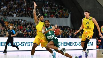 Jeremiah Martin, del Slask Wroclaw polaco, frenado por Andrew Albicy, del Gran Canaria.