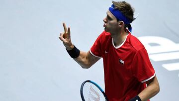 El alemán de 36 años brilló con la derecha y en solo una hora y 10 minutos despachó al chileno, que no pudo ganar ningún set en los singles de la Copa Davis.