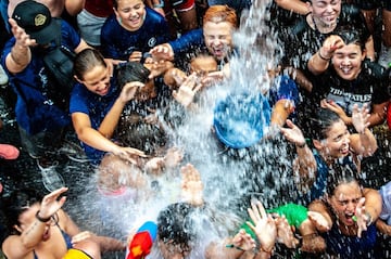 En cuarenta años Vilagarcía de Arousa ha visto como un grito espontáneo en mitad de una celebración pidiendo agua a la vecindad se ha transformado en una tradición declarada Fiesta de Interés Turístico Nacional. Cada mediodía del 16 de agosto la capilla de San Roque recibe a su santo, llevado en procesión desde la iglesia parroquial de Santa Olaia. Una vez entra, de espaldas a la iglesia y mirando siempre a los fieles, empieza la fiesta. Tras la lectura del pregón las calles se convierten en una ducha colectiva con la ayuda de los bomberos, protección civil y los propios vecinos armados desde las ventanas y balcones de sus casas de cubos y mangueras. Eso sí, este año solo se celebrarán los conciertos y el Festaclown.