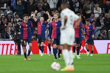 El Barcelona venci¨® al Real Madrid por 0-4 en el Cl¨¢sico jugado en el Santiago Bernab¨¦u.
El Bar?a domin¨® el partido con una actuaci¨®n brillante, destacando Robert Lewandowski, quien anot¨® dos goles en apenas dos minutos al inicio de la segunda mitad. Lamine Yamal y Raphinha ampliaron el marcador en los minutos finales, sellando una victoria hist¨®rica para los azulgranas.
Con este triunfo, el equipo dirigido por Hansi Flick consolid¨® su liderato en la liga, sumando 30 puntos en 11 jornadas, seis m¨¢s que el Real Madrid. Adem¨¢s, el Bar?a puso fin a la racha de 42 partidos sin perder del conjunto blanco en LaLiga.