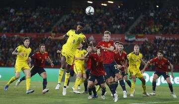 Alexander Isak y Dani Olmo.