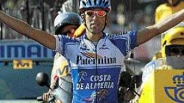 <b>UN GANADOR Y DOS CELEBRACIONES.</B> Pedro Díaz Lobato levanta los brazos como ganador de etapa en Las Rozas. Tino Zaballa festejó a lo grande el que creía su triunfo, sin saber que había un ciclista por delante que se había llevado la victoria.