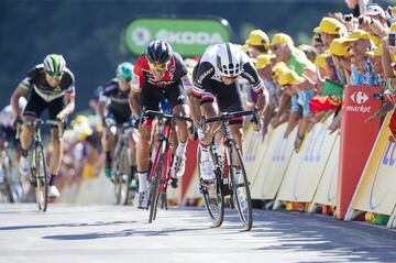 Sprint por la victoria entre Michael Matthews y Greg Van Avermaet.