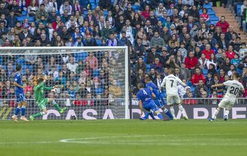 El jugador del Real Madrid Asensio marca el 2-0 al Melilla. 