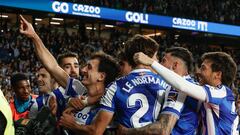 SAN SEBASTIÁN, 14/01/2023.- El delantero de la Real Sociedad Mikel Oyarzabal (4i) celebra el gol de penalti con sus compañeros, durante el partido de la jornada 17 de la LaLiga Santander que Real Sociedad y Athletic de Bilbao disputan este sábado en el Reale Arena, en San Sebastián. EFE/ Javier Etxezarreta
