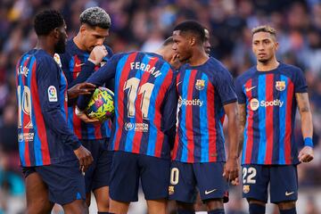 Los jugadores del Barcelona, Ansu Fati y Ferran Torres conversan sobre quién lanza el penalti. 

 