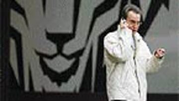 <b>JAVIER URÍA ACUDIÓ A LEZAMA PARA ANIMAR A LOS SUYOS</b>. El presidente del Athletic se acercó al entrenamiento matutino de su equipo para charlar con sus jugadores y mostrarles su apoyo antes de que viajaran a Madrid.