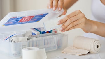 Con vendajes, antisépticos, analgésicos, y cualquier medicamento personal necesario.