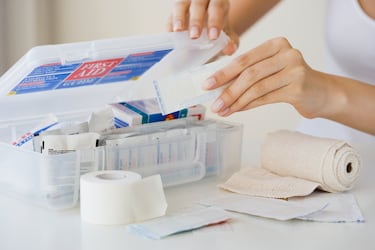 Con vendajes, antisépticos, analgésicos, y cualquier medicamento personal necesario.