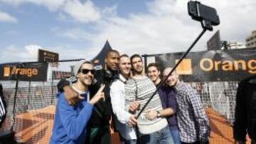 Marcus Slaughter se hace un &#039;selfie&#039; con unos aficionados.