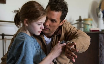 Mackenzie Foy y Matthew McConaughey en una escena de "Interestellar" (2014).