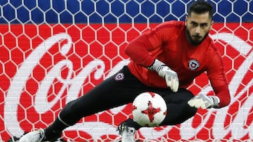 Futbol, entrenamiento de la seleccion chilena en el estadio Spartak Arena.
 El arquero de la seleccion chilena Johnny Herrera es fotografiado durante el entrenamiento en el estadio Spartak Arena de Moscu, Rusia.
 17/06/2017
 Andres Pina/Photosport
 ******